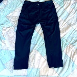 Workout leggings capri with mesh details and pockets